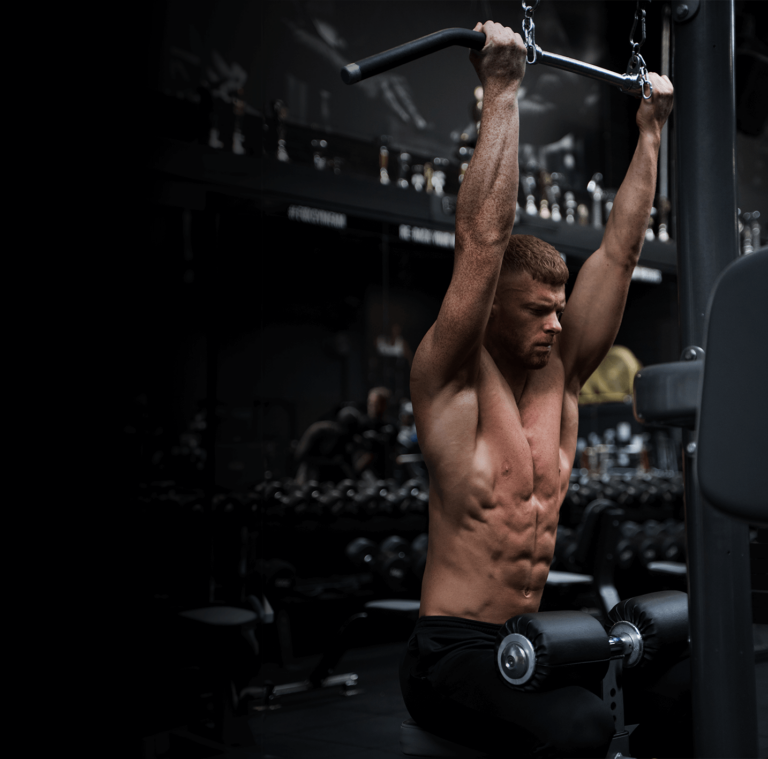 Reverse-grip lat pulldown door online fitness coach Yorick Schott. Deduidelijk zichtbare spieren zijn aangespannen. Hij wil nog sterker worden.